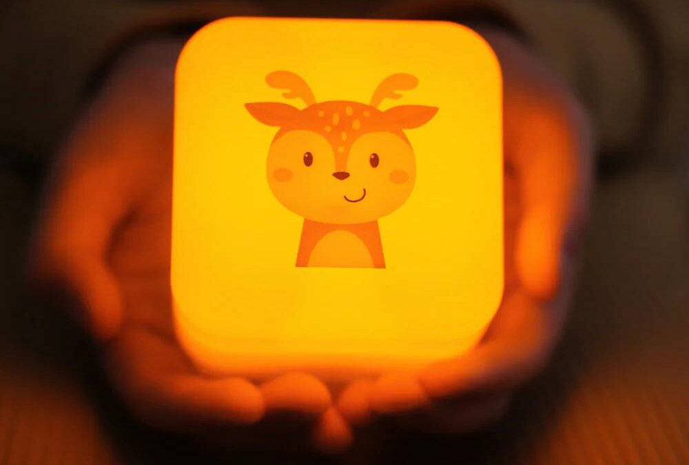 Lampka nocna dla dziecka — jak wybrać? Projektor gwiazd, LED czy pluszak z projektorem?